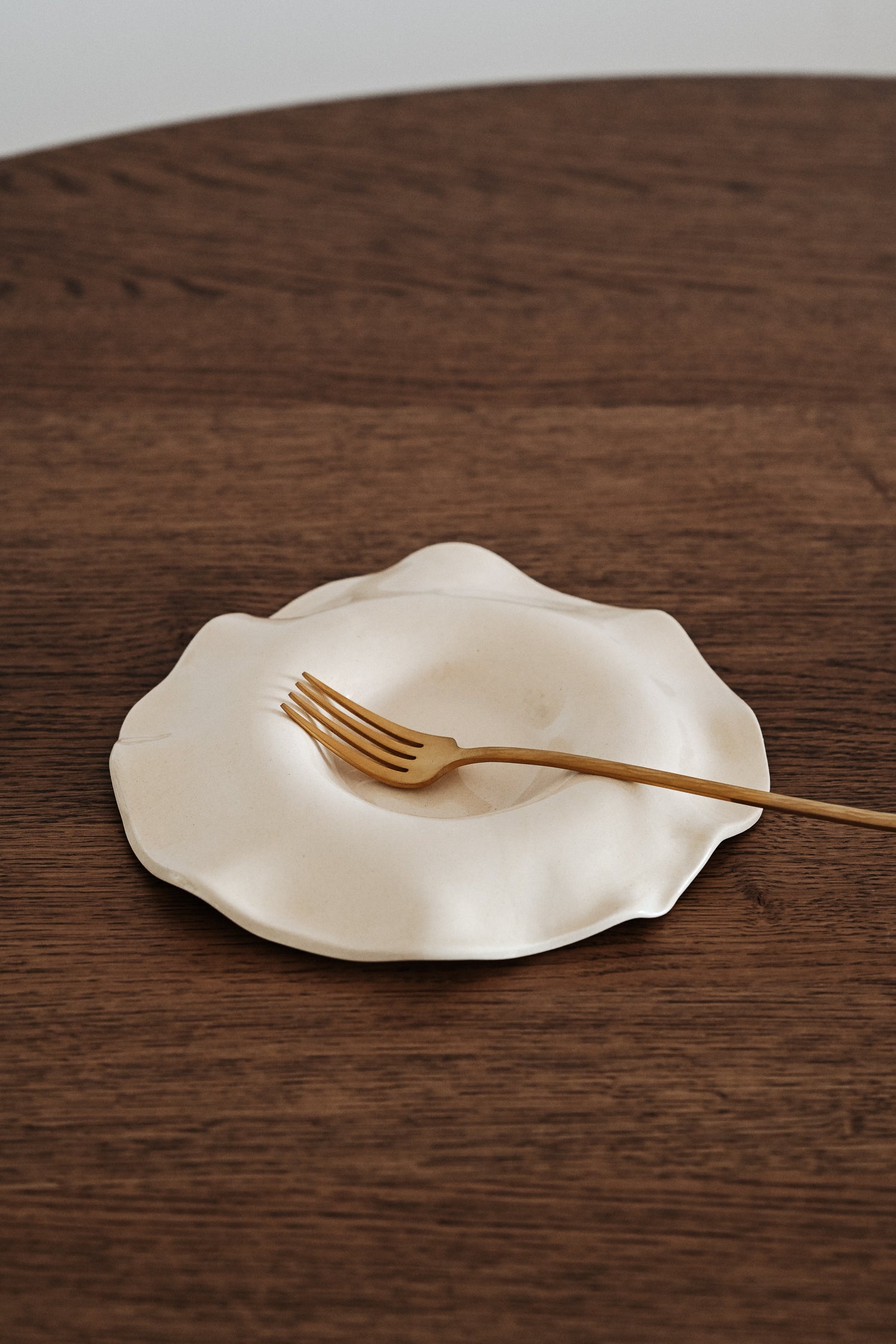 waved minimalist ceramic serving plate