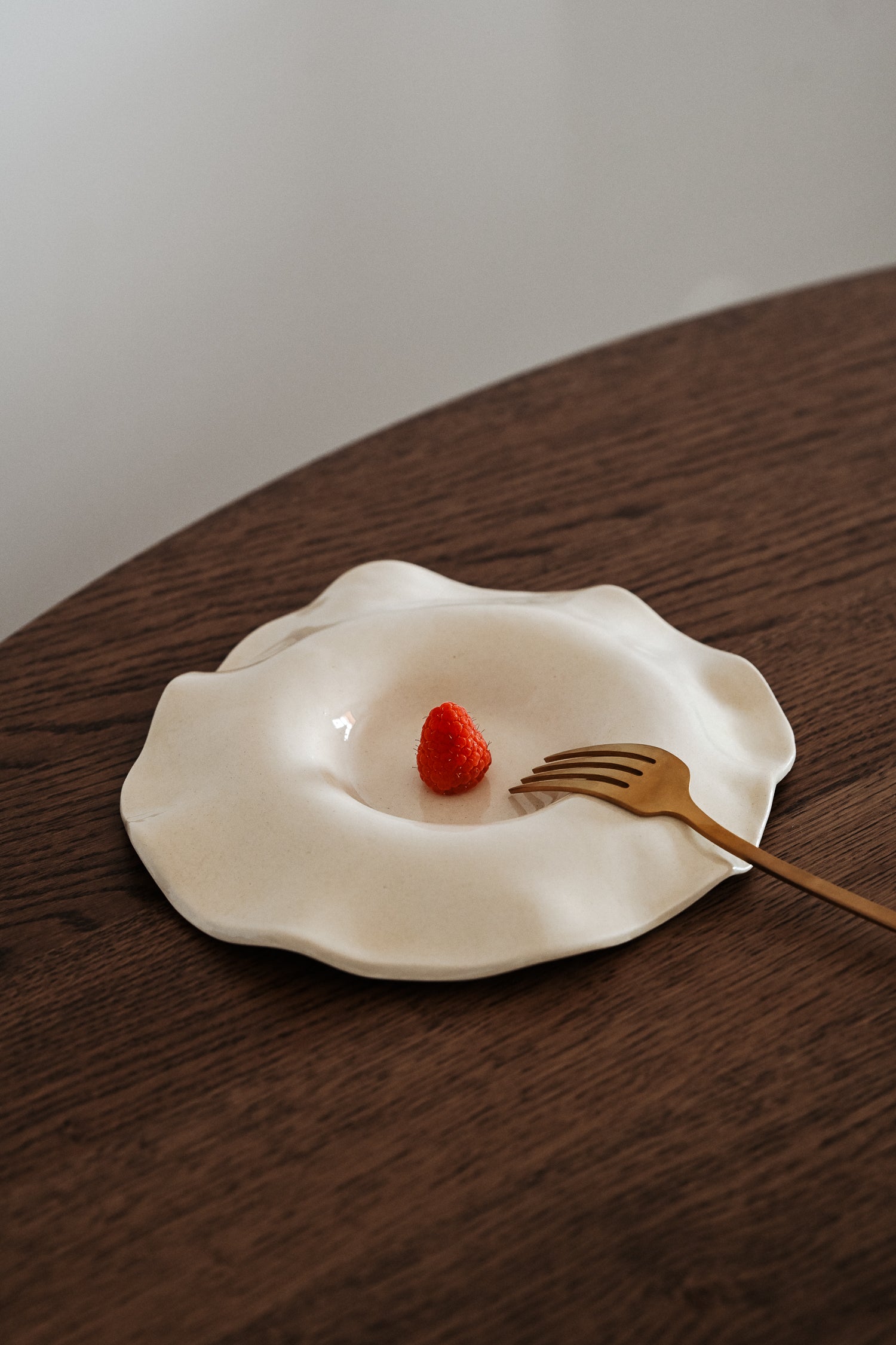 waved minimalist ceramic serving plate