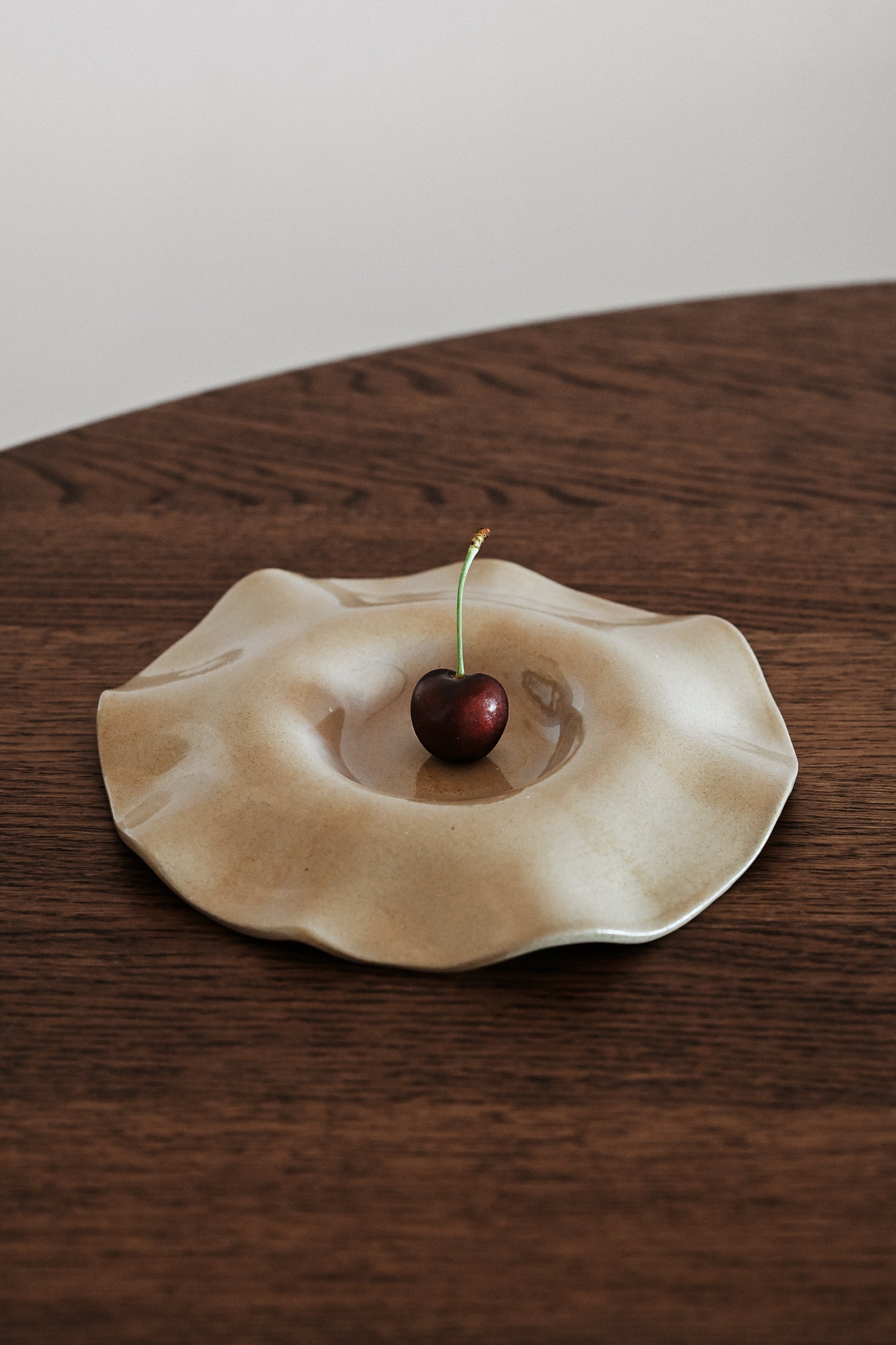 waved minimalist ceramic serving plate