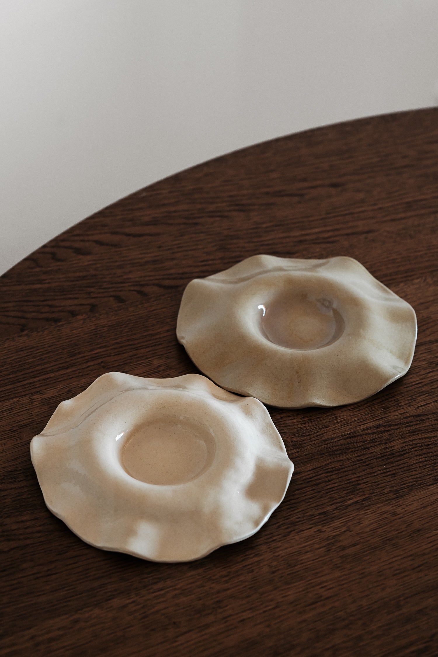 waved minimalist ceramic serving plate