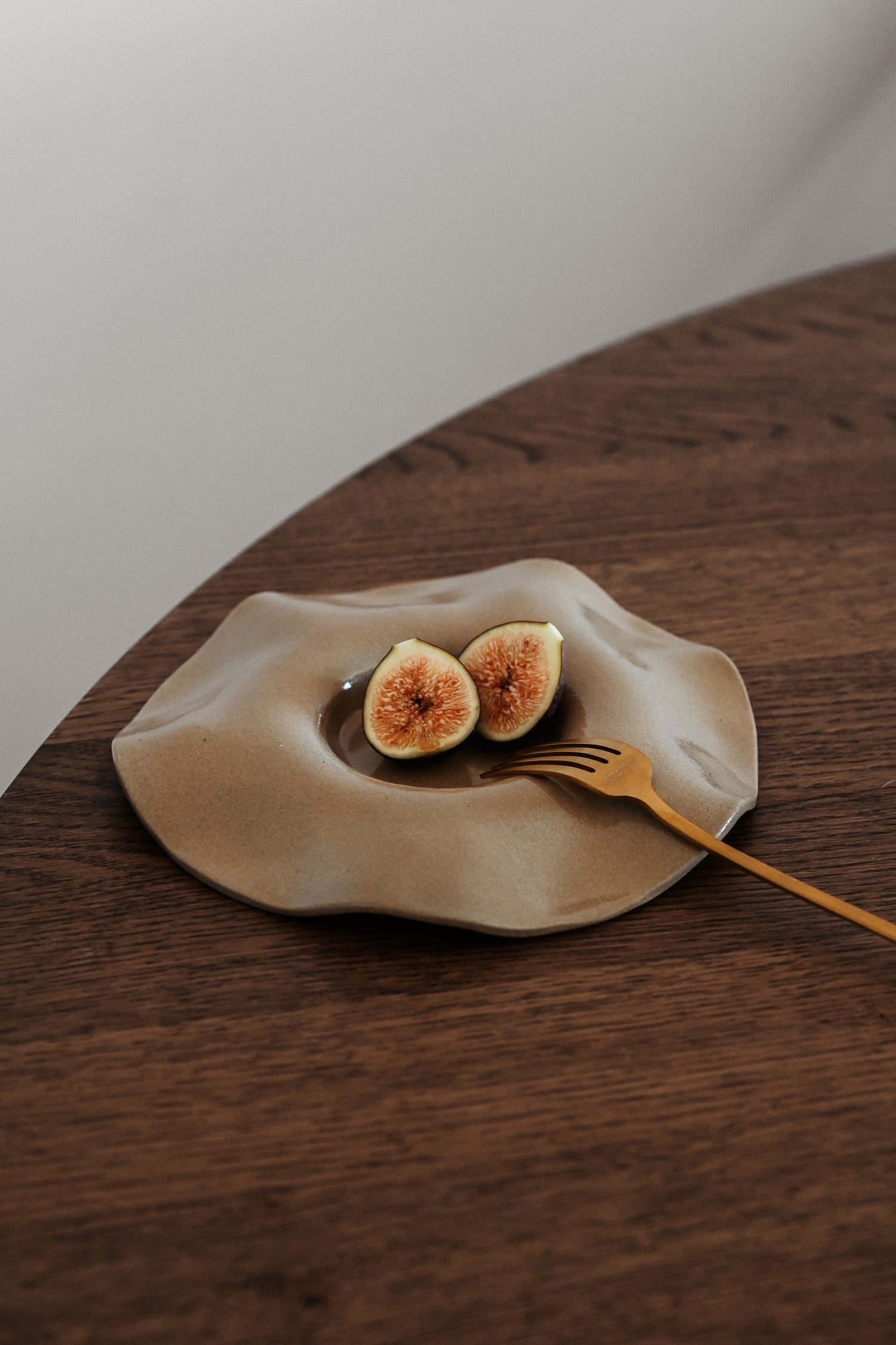 waved minimalist ceramic serving plate